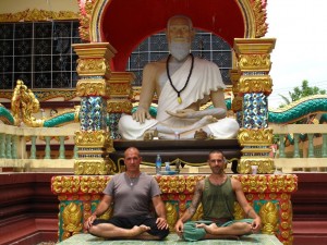 Estatua de Jivaka Kumar Bhaccha en el sur de Tailandia y dos de nuestros maestros: Pedro Liébana y Andrés Llorente.